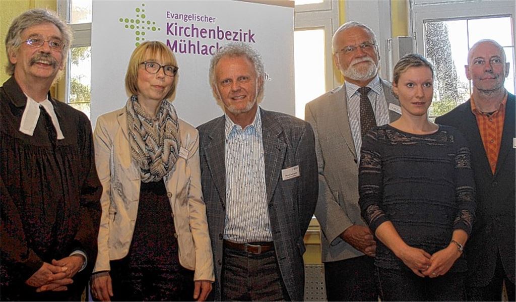 Dekan Ulf van Luijk (v.li.), Schuldekanin Gabriele Karle, Heinz Daferner, der Vorsitzende der Bezirkssynode Bernd Dingler, Laura König und Thomas Knodel.