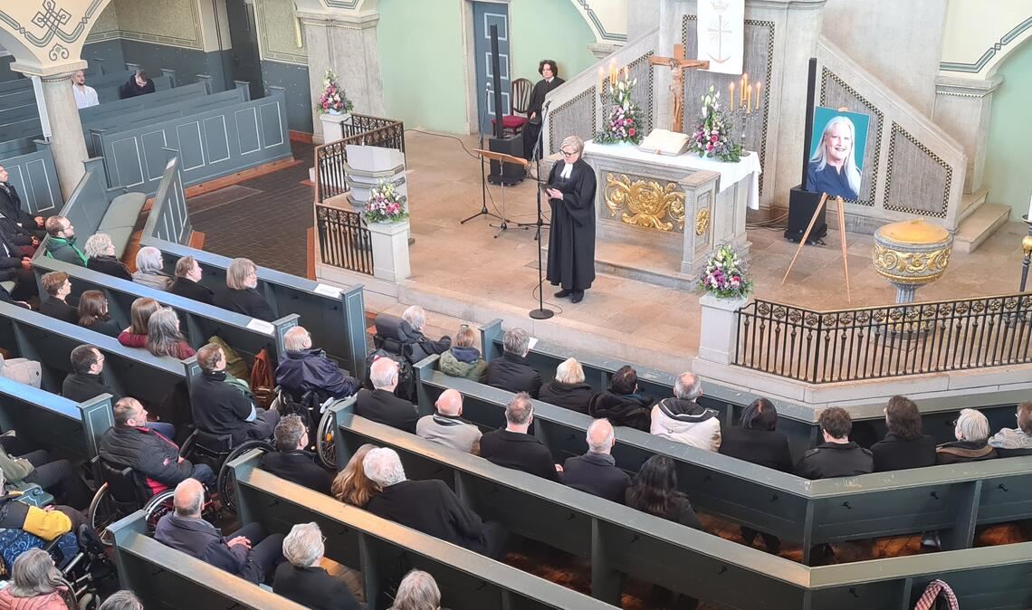 Dekanin Christiane Quincke und Pfarrerin Heike Reisner-Baral (vor dem Altar) gestalten die Trauerfeier für die überraschend verstorbene grüne Bundestagsabgeordnete Stephanie Aeffner in der Brötzinger Christuskirche. Foto: Metzbaur