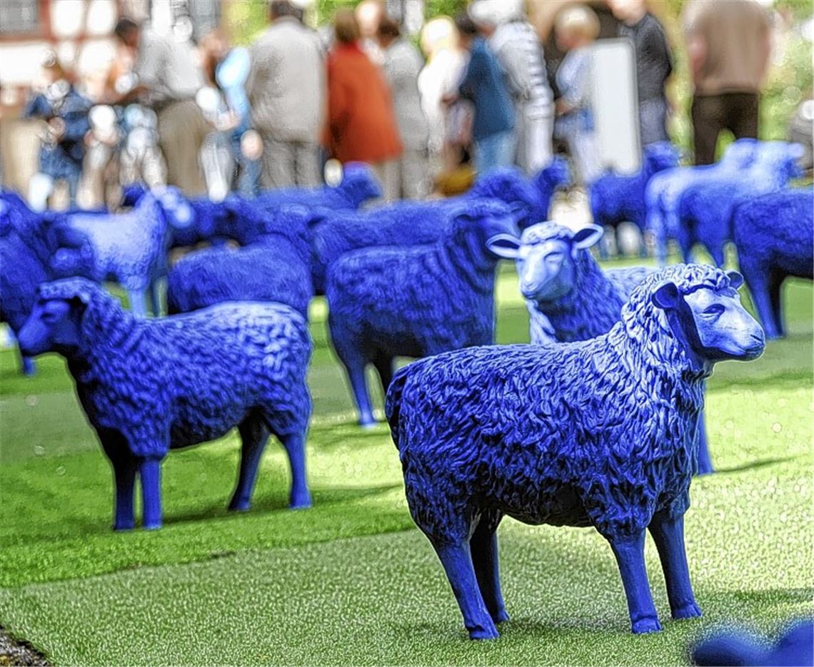 Dekorative Objekte im Maulbronner Klosterhof (Bild links). Jede Kommune, in der das europäische Kunstprojekt gezeigt wird, erhält ein blaues Schaf. Unser Bild rechts zeigt (v. li.): Hauptamtsleiter Alexander Meixner von der Stadt Maulbronn, Künstler Rainer Bonk, Geschäftsführer Michael Hörrmann, Staatliche Schlösser und Gärten, und Klosterverwalter Peter Braun, Maulbronn.