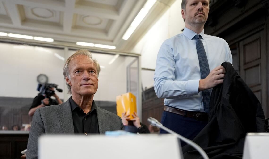Delling und sein Verteidiger vor dem Landgericht.