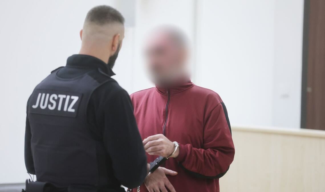 Dem 46 Jahre alten Mann wird vorgeworfen, dass er seine Frau in einer Straßenbahn mit Benzin übergossen und dann angezündet haben soll. (Archivbild)