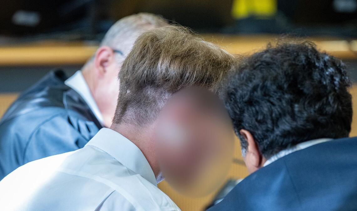 Dem Beschuldigten werden versuchter Totschlag und gefährliche Körperverletzung vorgeworfen.