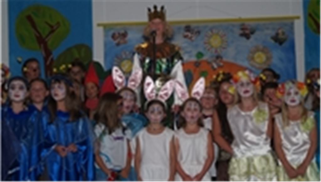 „Dem Bösen schauen wir ins Gesicht und rufen: Uns zerstörst du nicht“: das Lied der Lichtkönigin inmitten der guten Geister.