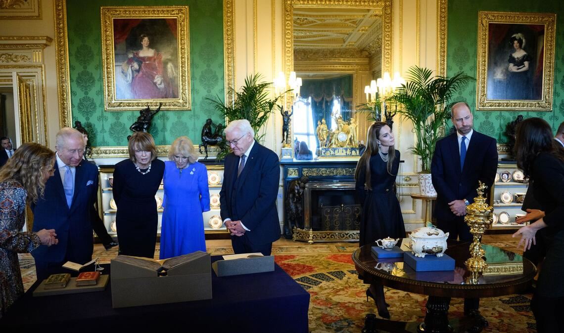 Dem Bundespräsidenten und seiner Frau wurden Objekte aus der Königlichen Sammlung präsentiert.