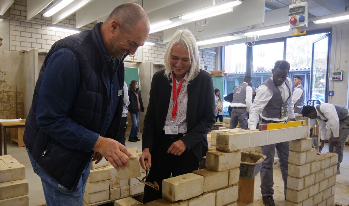 Dem Handwerk gehört die Zukunft, bestätigen Matthias Morlock und Birgitta Nick (v.li.). Dies ist ein Grund, warum der Tag der Berufsinformation des Handwerks längst Tradition hat. Foto: Friedrich