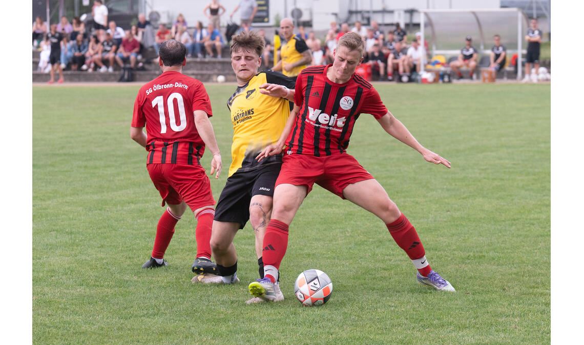 Dem Kampf um den Ball folgt der Kampf gegen das Wetter. Das Spiel des FV Lienzingen (gelbe Trikots) gegen Ölbronn-Dürrn muss abgebrochen werden. Foto: Fotomoment