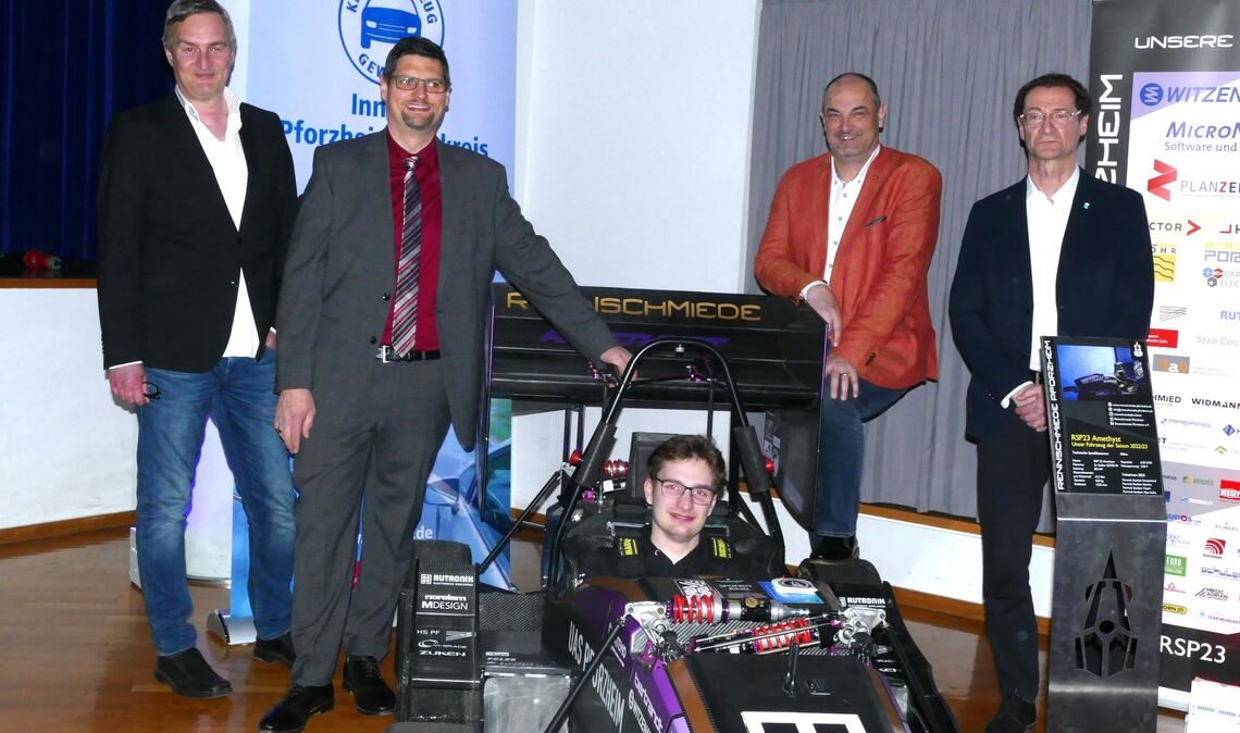 Dem Nachwuchs wird gehuldigt bei der Hauptversammlung der Kfz-Innung mit dem E-Boliden der „Rennschmiede Pforzheim“ und Fahrer Tim Lütkecosmann. Das „Begleitteam“ sind Frank Kübler, Timo Gerstel, Matthias Morlock und Jürgen Böttle (v. li.). Foto Peche