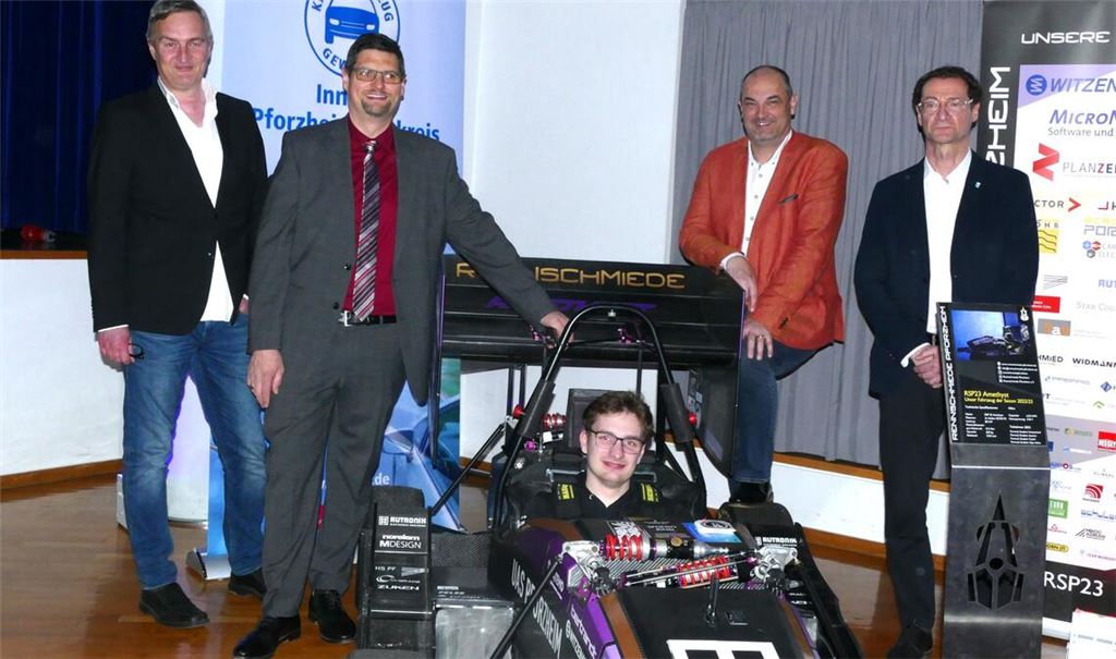 Dem Nachwuchs wird gehuldigt bei der Hauptversammlung der Kfz-Innung mit dem E-Boliden der „Rennschmiede Pforzheim“ und Fahrer Tim Lütkecosmann. Das „Begleitteam“ sind Frank Kübler, Timo Gerstel, Matthias Morlock und Jürgen Böttle (v. li.). Foto Peche