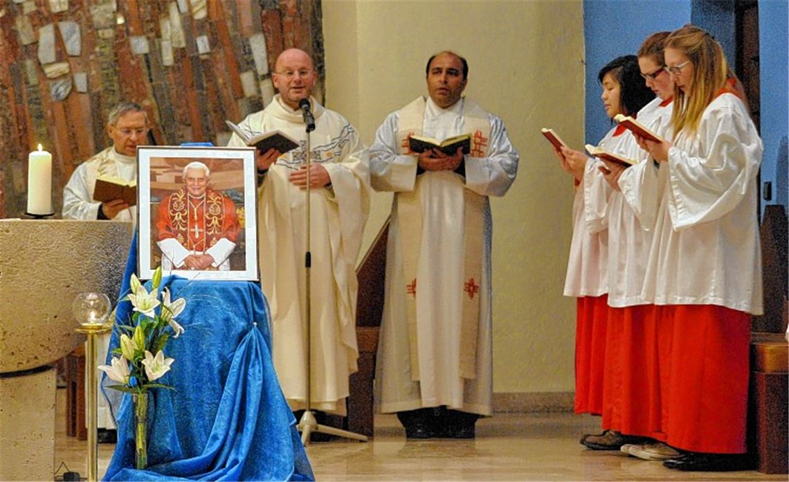 Dem Papst sei es weniger um die Kirche als vielmehr um den Glauben an Jesus inmitten einer globalisierten und medialen Welt gegangen, sagt Dekan Claus Schmidt (2.v.li.). 