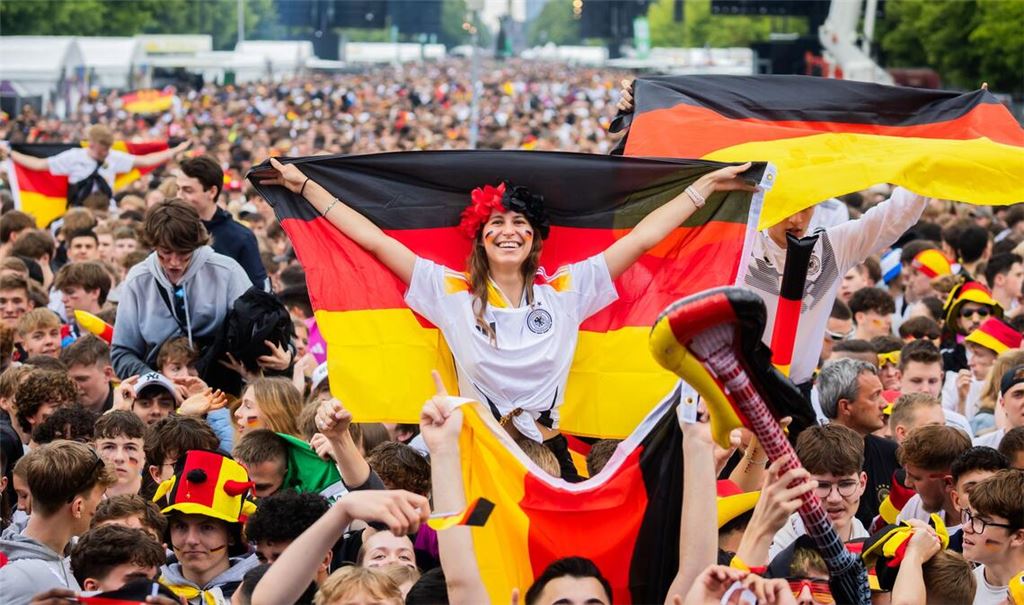 Dem Public Viewing in Deutschland steht auch bei späten WM-Spielen nichts im Wege. (Archivbild)