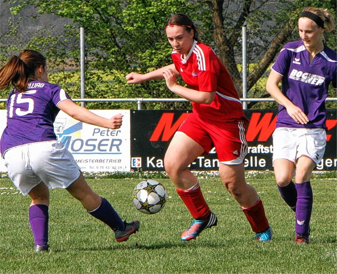 Dem Tabellendritten Roßwag (in Lila) ist das Großglattbacher Team nicht gewachsen. Foto: Eigner