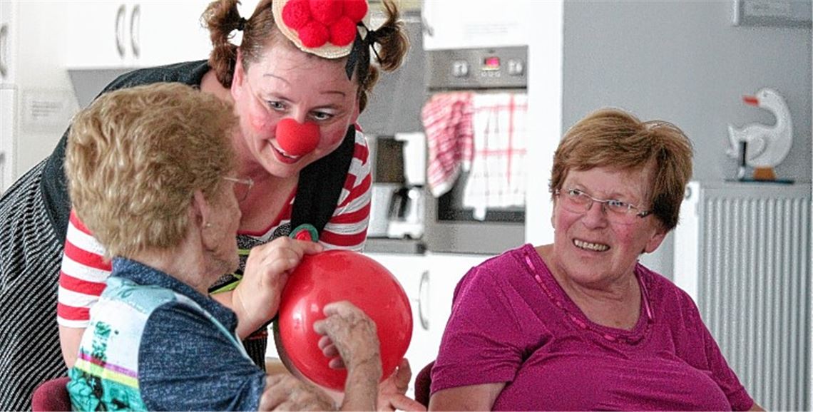 Demenzkranke zeigen, wie Clownin Gerdi berichtet, wenig Emotionen. Durch ihre Arbeit schafft sie es, betroffene Menschen zum Lachen zu bringen.