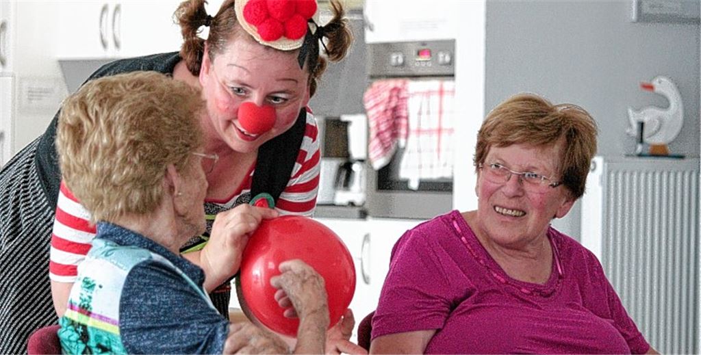 Demenzkranke zeigen, wie Clownin Gerdi berichtet, wenig Emotionen. Durch ihre Arbeit schafft sie es, betroffene Menschen zum Lachen zu bringen.