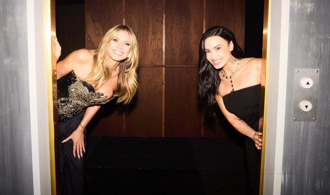 Demi Lovato (rechts) zu Gast bei Heidi Klum (links).