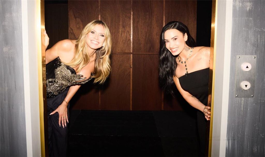 Demi Lovato (rechts) zu Gast bei Heidi Klum (links).