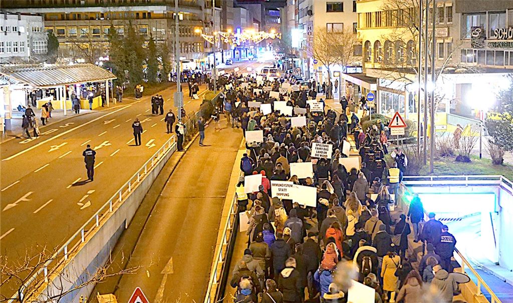Demo am Montagabend in Pforzheim mit rund 1200 Teilnehmern. Foto: Friedrich