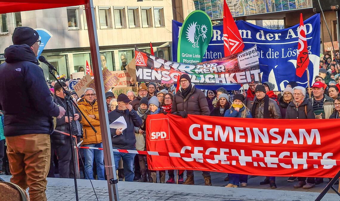 Demo für die Demokratie: Während in Pforzheim wie andernorts gegen Rechts und gegen die AfD protestiert wird, werfen die Kommunalwahlen ihre Schatten voraus. Foto: Metzbaur