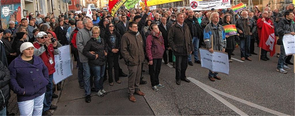 Demo gegen Rechts: Hunderte protestieren gegen Fackelmahnwache in Pforzheim.