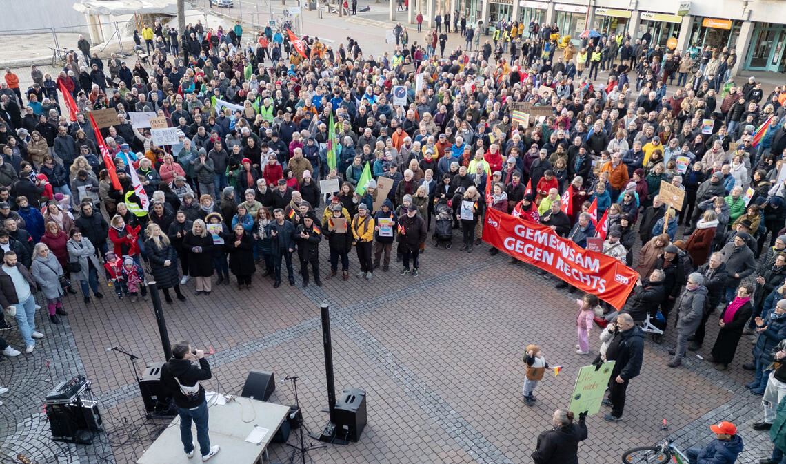 Demo gegen rechts in Mühlacker am 1. Februar 2024. Auch bei der Wahl, fordert das Bündnis „Zusammenhalten Mühlacker“, gelte es, für die Demokratie einzutreten. Foto: Archiv