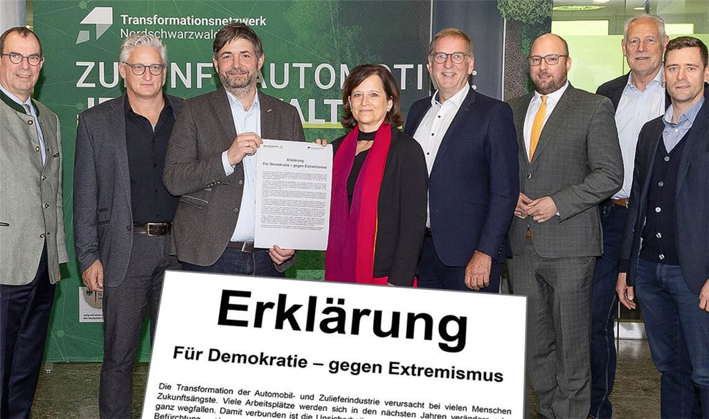 Demokratie als Garant für Wohlstand: Frank Schneider, Oberbürgermeister der Stadt Mühlacker (v. li.), Dr. Bernhard Kölmel, Professor an der Hochschule Pforzheim und Beiratsvorsitzender des Transformationsnetzwerks Nordschwarzwald; Dr. Stefan Baron, Geschäftsführer der AgenturQ, Annette Hanfstein von der Agentur für Arbeit Nagold-Pforzheim, Jochen Protzer, Geschäftsführer der Wirtschaftsförderung Nordschwarzwald, Carl Christian Hirsch von der IHK Nordschwarzwald, Martin Kunzmann von der IG Metall Pforzheim und Benedikt Koziol von der Handwerkskammer Karlsruhe wenden sich in einer gemeinsamen Erklärung gegen rechte Strömungen. Foto ©: Lache