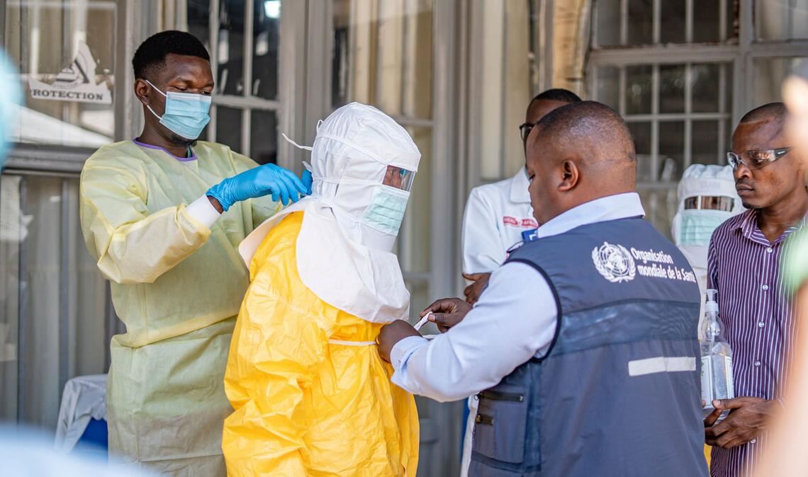 Demokratische Republik Kongo, Goma: Ein medizinischer Mitarbeiter zieht einen Schutzanzug an.