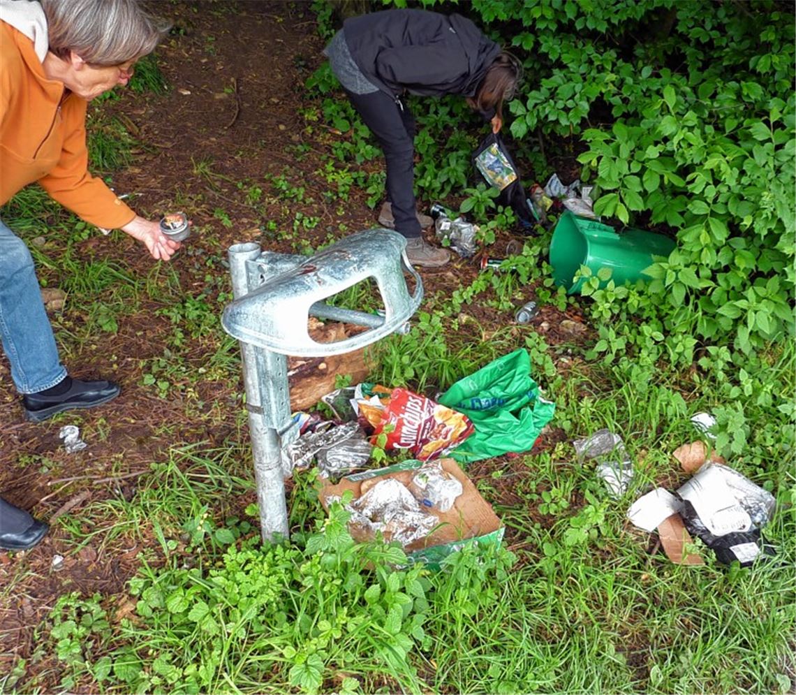 Demolierter Abfallbehälter.Foto: Rieger