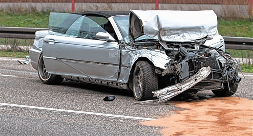 Demolierter BMW. Foto: Eisemann