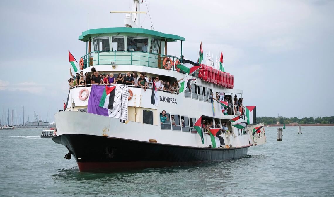 Propalästinensischer Protest am Rande des Filmfests Venedig Demonstranten auf dem Weg zur Insel Lido, wo auch das Festival stattfindet.