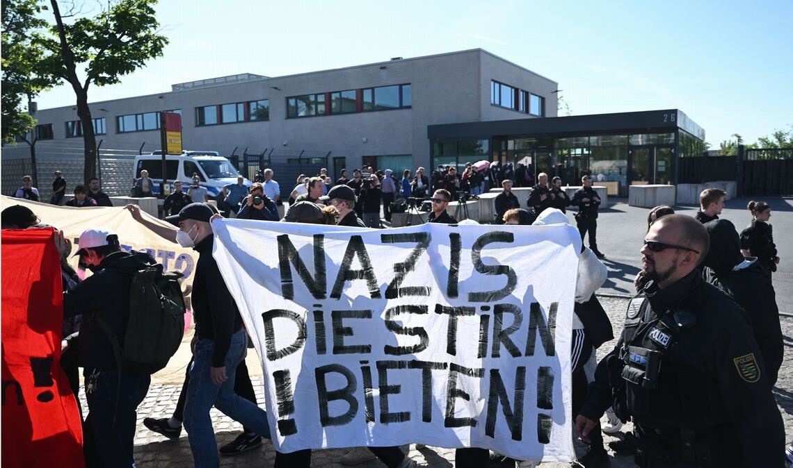 Demonstranten aus dem linken Spektrum laufen vor Beginn der Urteilsverkündung gegen Lina E.