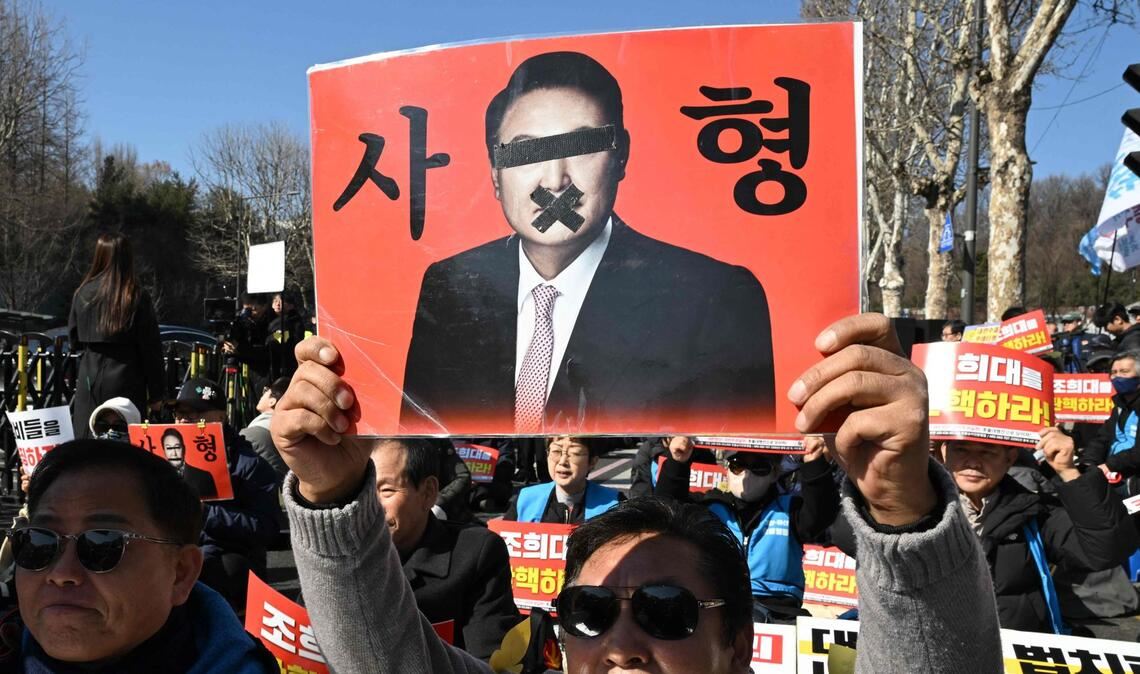 Demonstranten fordern die Todesstrafe für den Ex-Präsidenten.