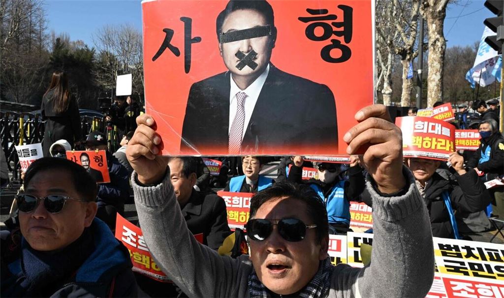 Demonstranten fordern die Todesstrafe für den Ex-Präsidenten.