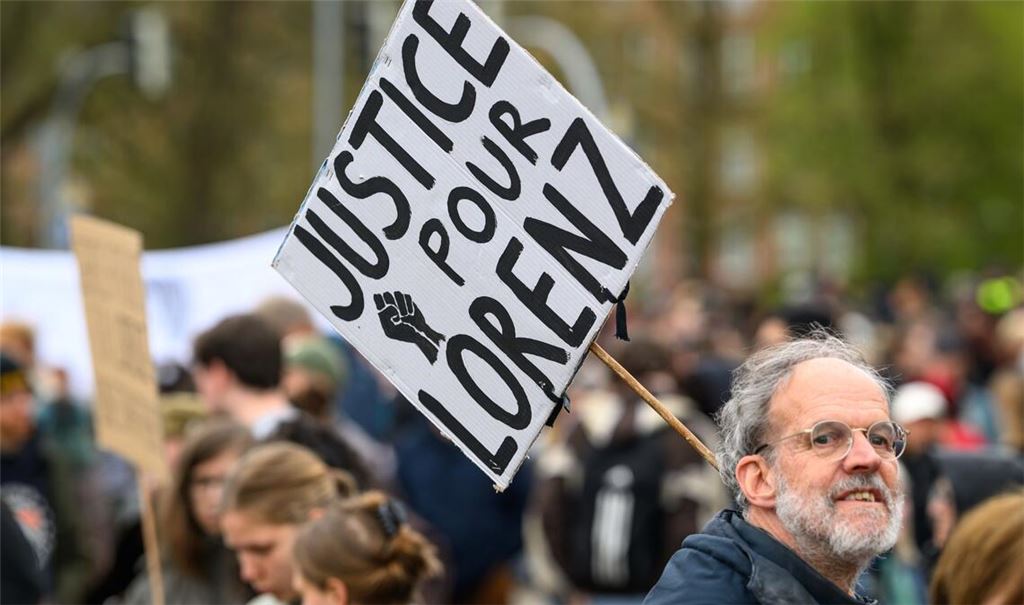 Demonstranten forderten bei der Kundgebung Gerechtigkeit und Aufklärung.