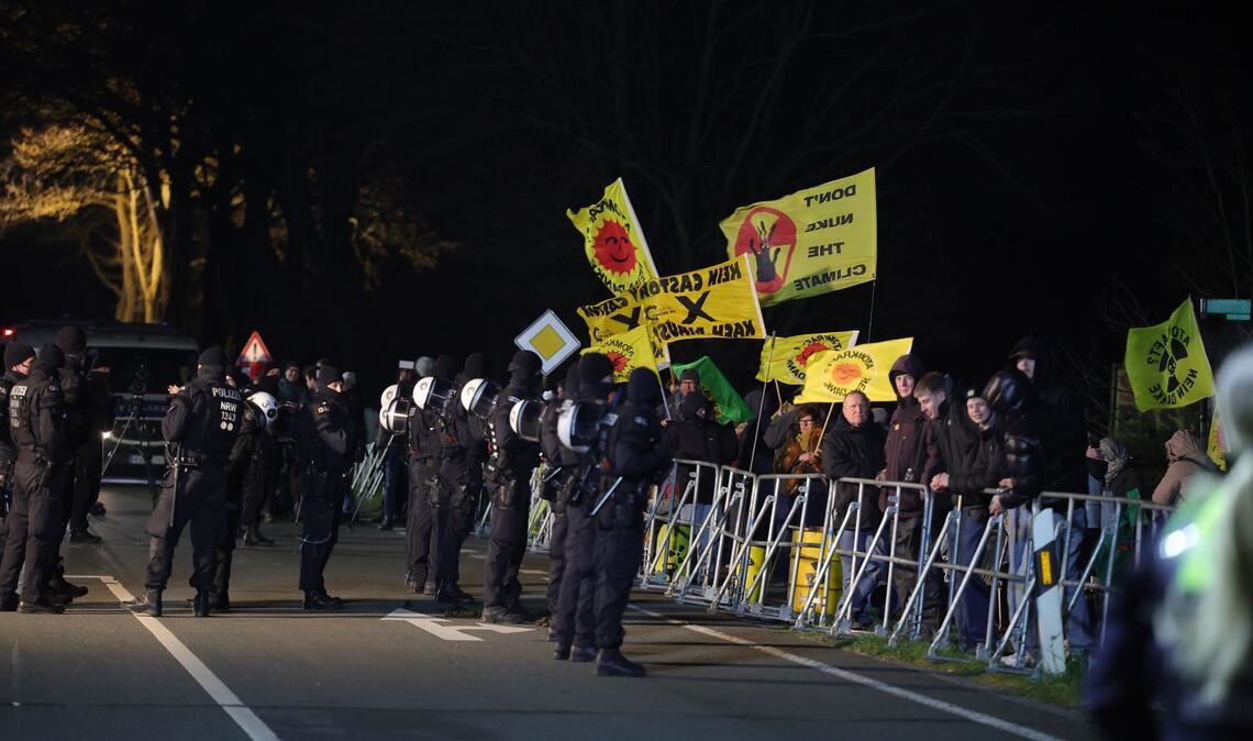 Demonstranten haben sich in Ahaus entlang der Route des Konvois postiert.