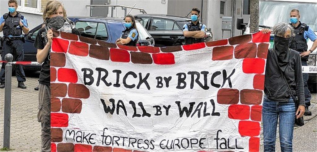 Demonstranten kritisieren Abschiebepraxis