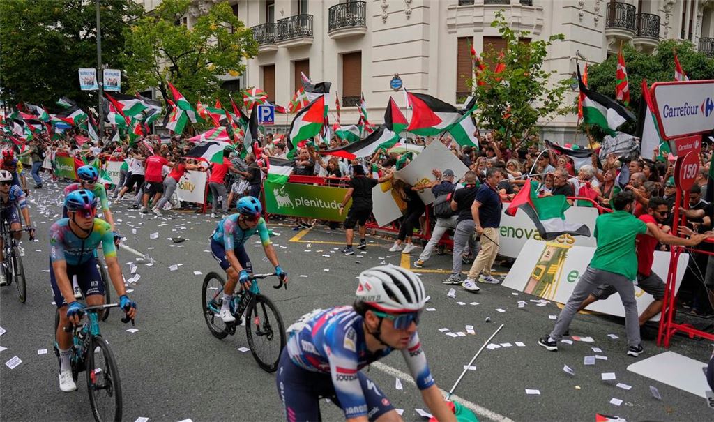 Demonstranten mit palästinensischen Fahnen sorgen bei der Vuelta für chaotische Zustände.