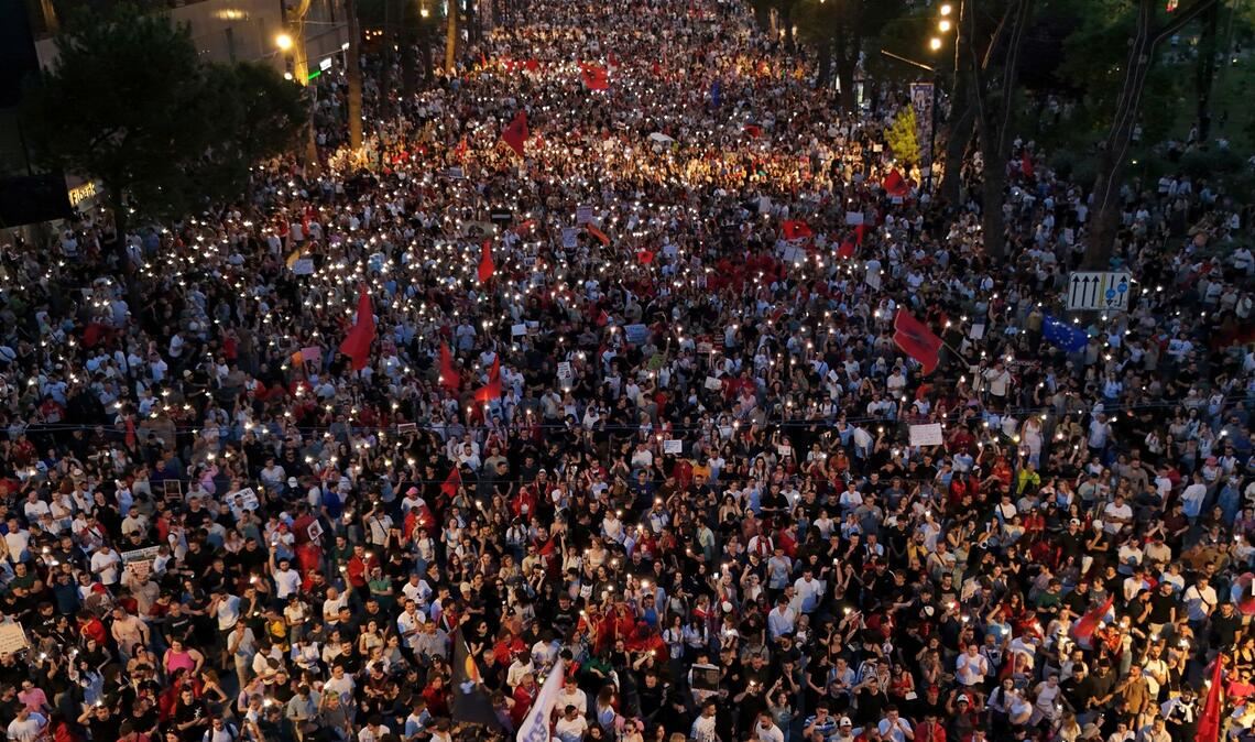 Demonstranten nehmen in Tirana an einer Kundgebung gegen den Bau eines Immobilienprojekts in Verbindung mit Jared Kushner und Ivanka Trump in der Lagune von Narta teil.