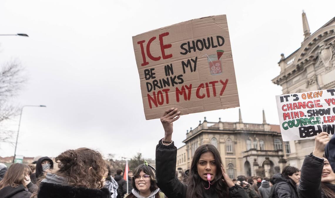 Demonstranten protestieren gegen die ICE-Präsenz in Mailand.
