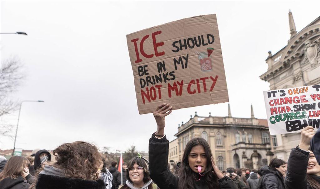 Demonstranten protestieren gegen die ICE-Präsenz in Mailand.