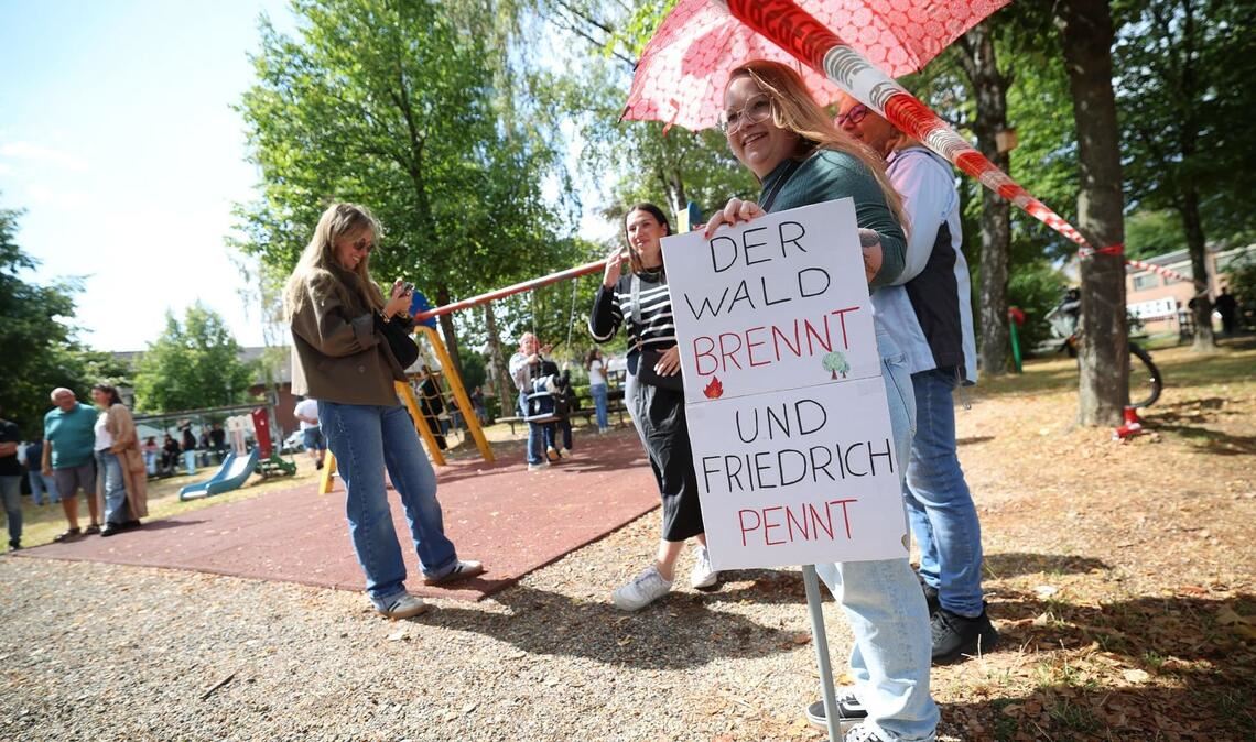 Demonstranten protestierten unter anderem mit einem Plakat, auf dem «Der Wald brennt und Friedrich pennt» stand. 