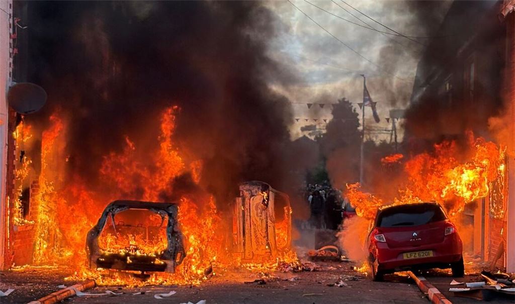 Demonstranten setzten Autos und auch Gebäude in Brand.