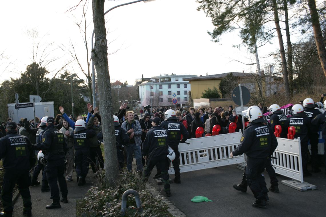 Demonstranten wollen Polizeiblockade durchbrechen (Foto: Bogati)