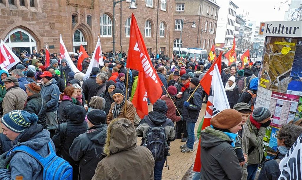 Demonstration am 23. Februar in Pforzheim: Der Landtagsabgeordnete Dr. Hans-Ulrich Rülke befürchtet, dass die Polizei am nächsten Gedenktag, der an die Bombardierung Pforzheims im Zweiten Weltkrieg erinnert, führungslos ist. Laut Rülke könnte daraus eine Gefahr für die öffentliche Sicherheit entstehen. Dieses Problem sehen Polizei und Stadtverwaltung nicht. 