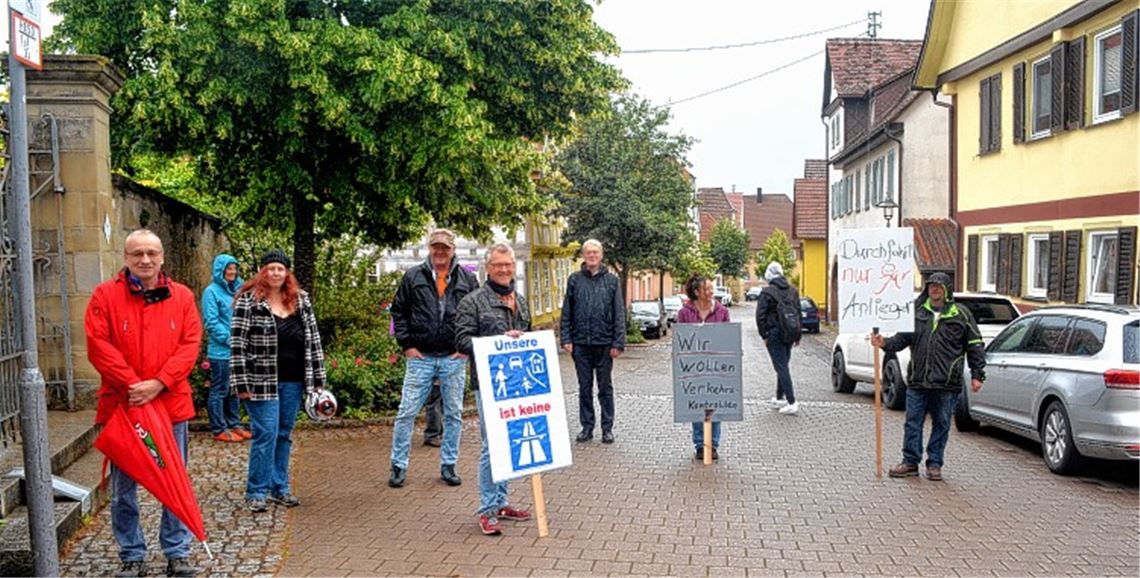Demonstration im alten Illinger Ortskern: Einige Bürger haben die Nase voll vom Ausweichverkehr und fordern auf den Straßen in Baustellen-Nähe Verkehrskontrollen. Fotos: Stahlfeld