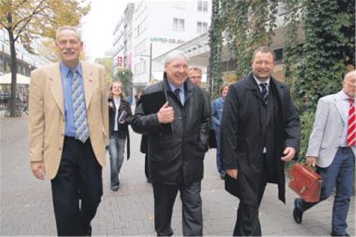 Demonstrieren in der Fußgängerzone Geschlossenheit: Martin Kunzmann (v.li.) von der IG-Metall, DGB-Chef Michael Sommer und Oberbürgermeister Gert Hager. Foto: Disselhoff
