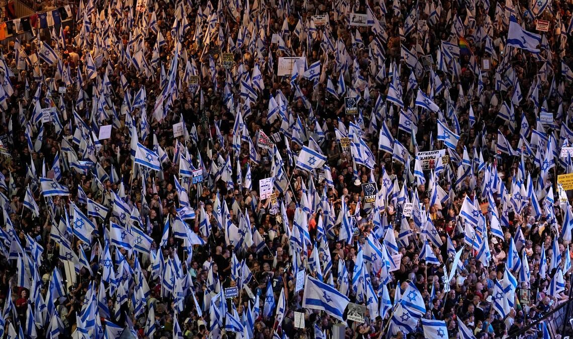 Demonstrierende protestieren in Tel Aviv gegen die geplante Justizreform.