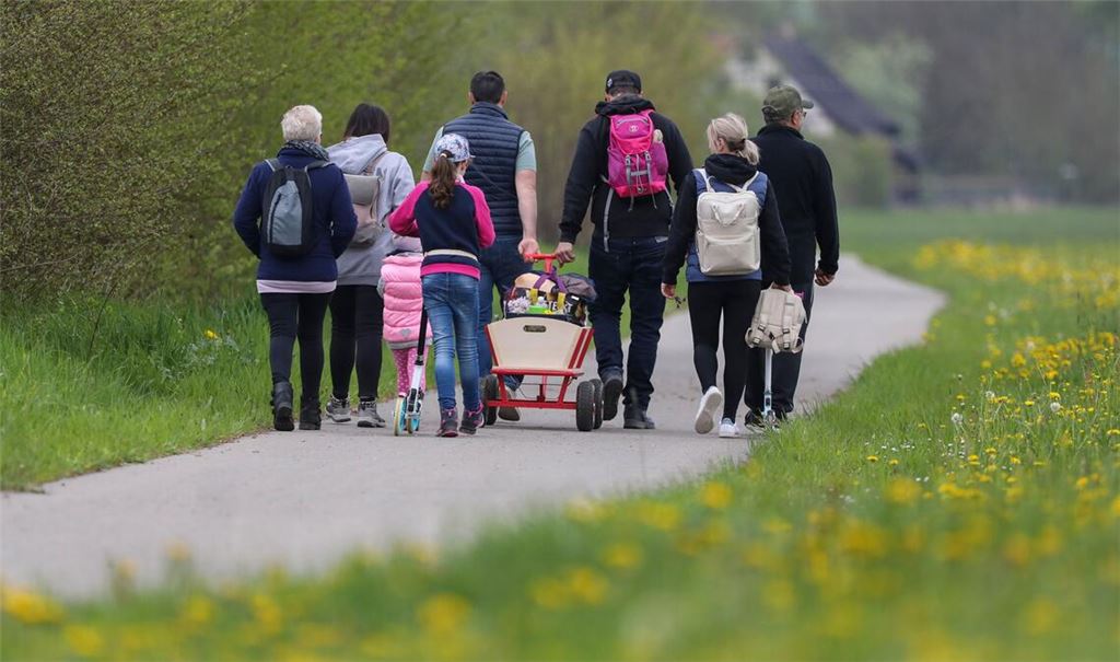 Den 1. Mai nutzen viele Familien zum Beispiel für eine Wanderung mit dem Bollerwagen.