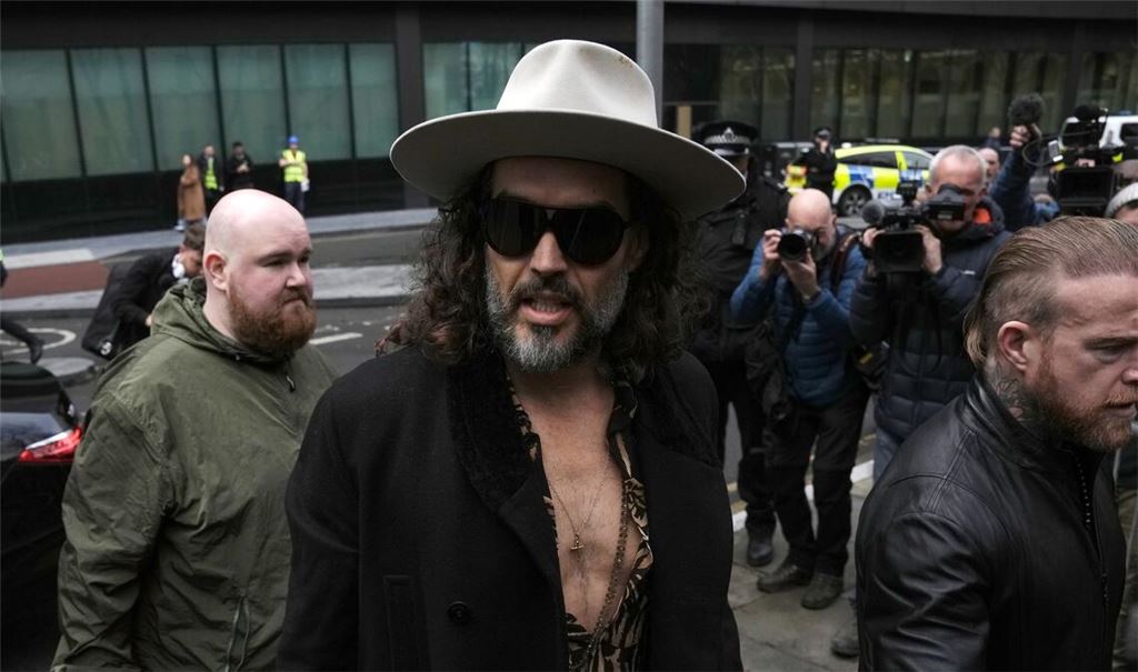 Den 50-jährigen Ex-Mann von US-Sängerin Katy Perry erwartet ein Prozess im Juni.