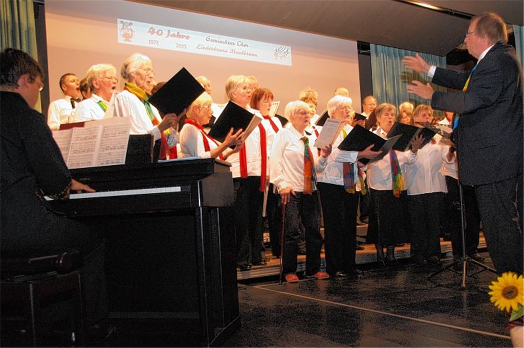 Den Abschluss gestalten gemischter Chor und Vokalensemble Intakt gemeinsam.