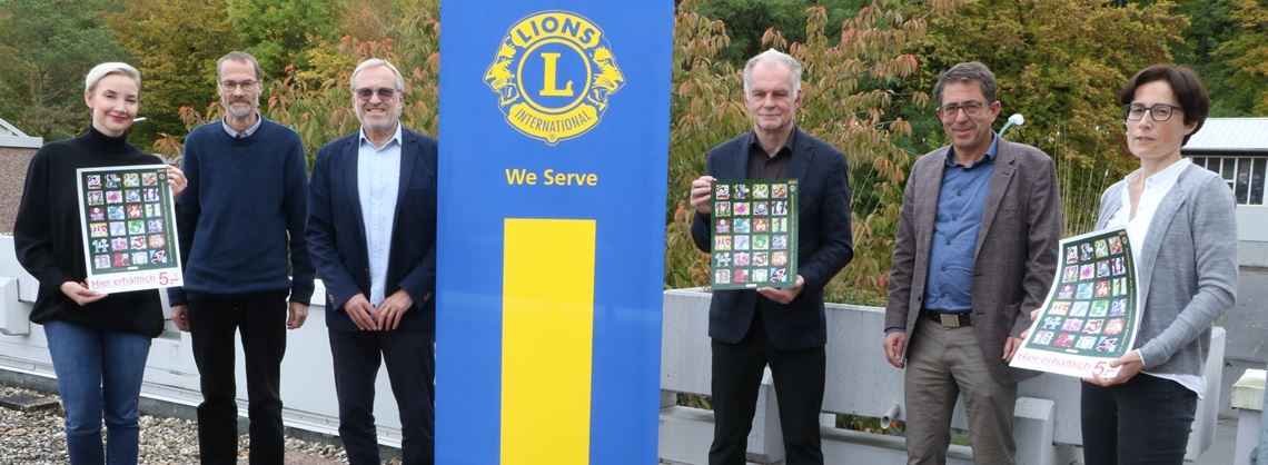 Den Adventskalender mit der Nummer „0001“ bekommt immer die Institution, die mit dem Erlös unterstützt wird – dieses Jahr der Auenhof in Bauschlott. Bei der Übergabe im Verlagshaus treffen sich Verena Handl (v.li.), Stefan Finscher, Michael Dümeland, Rainer Ilg, Verleger Hans-Ulrich Wetzel und Isabelle Ziegler.Foto: Deeg