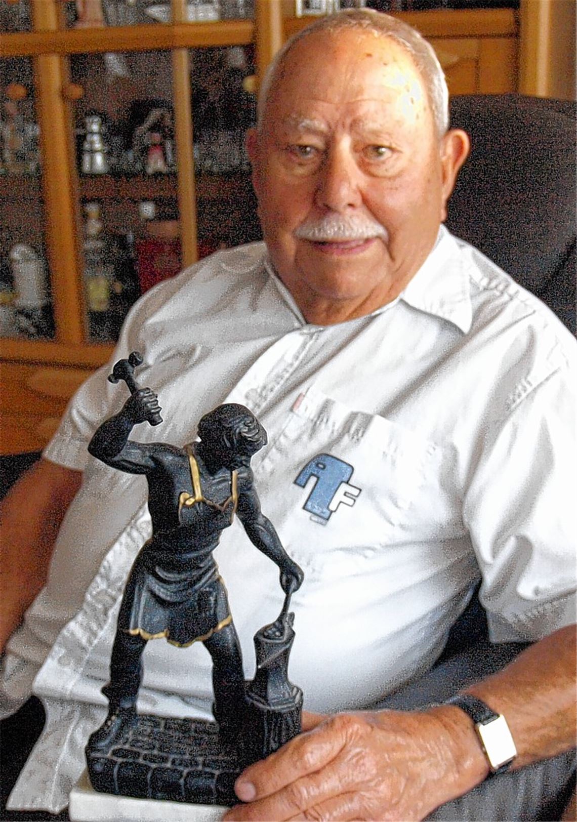 Den Amboss im fernen Melilla tauschte Francisco Escolano gegen eine Fräsmaschine bei der Firma Walter in Erlenbach. Die kleine Skulptur war ein Geschenk zum 80. Geburtstag. Foto: Filitz
